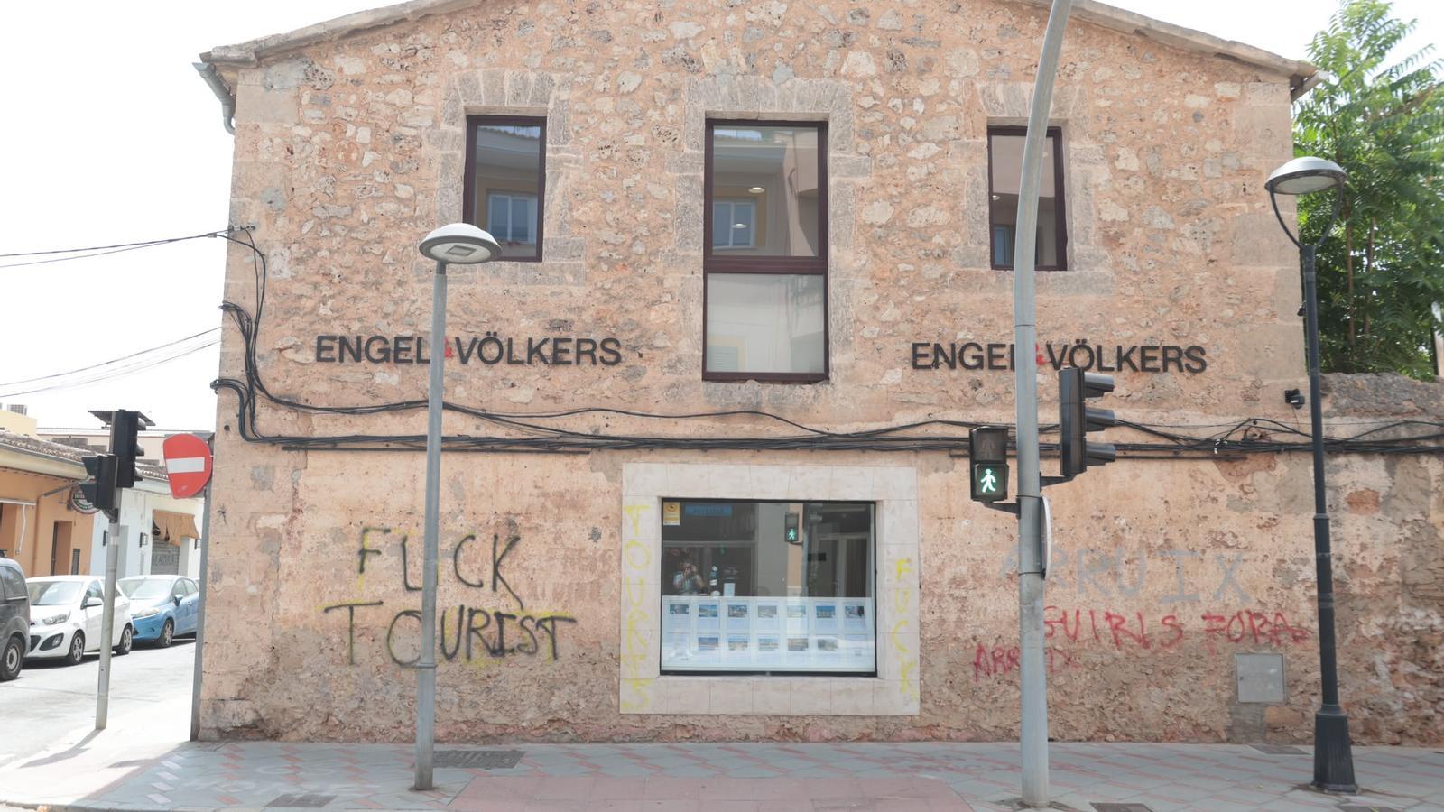 Einer der Graffiti an der Wand einer Immobilienagentur