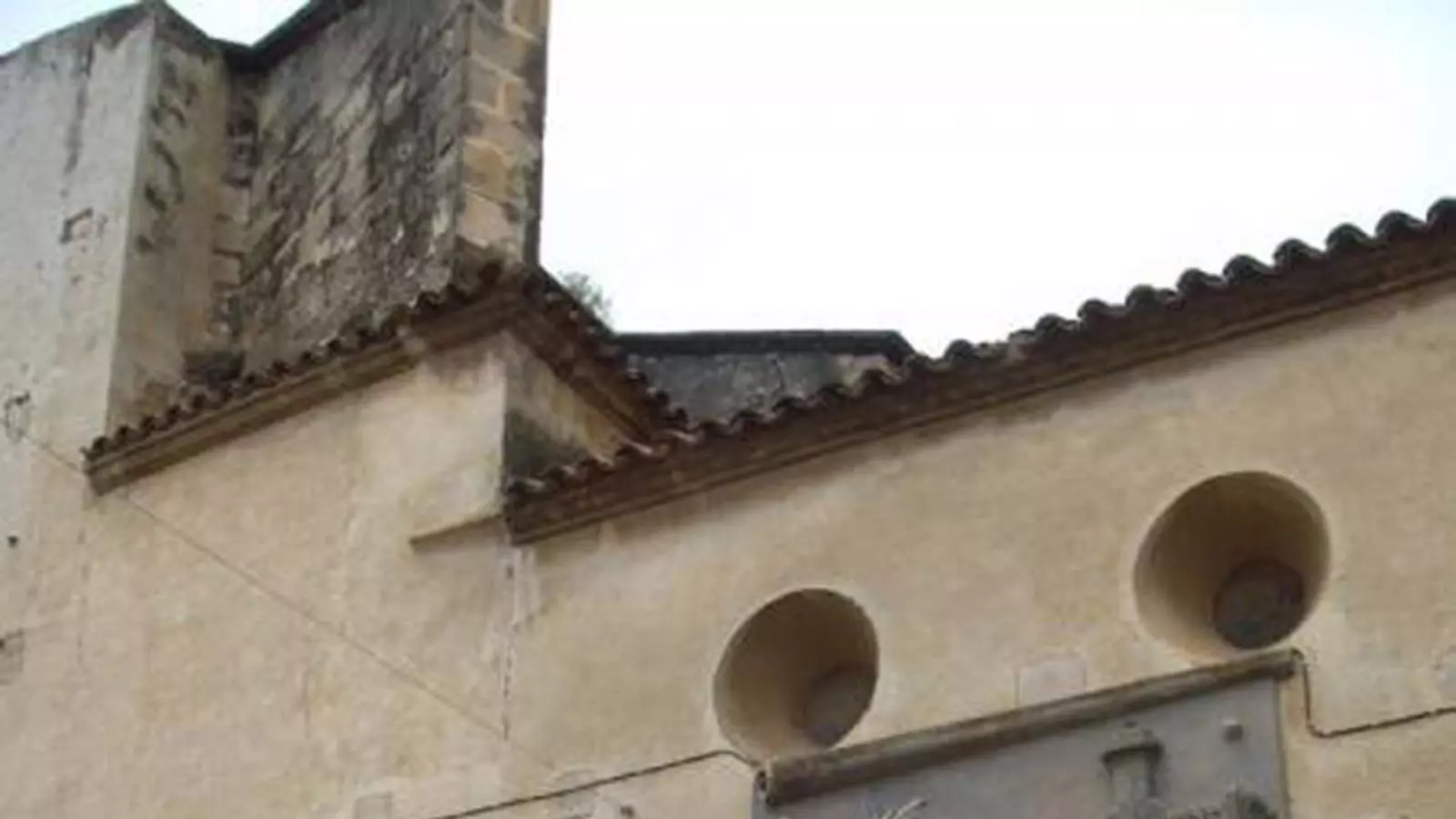 La placa de la façana de l'església que s'ha retirat a Bot