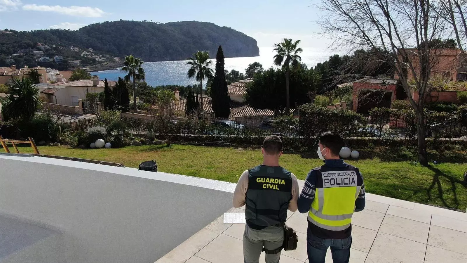 Un agent de la Guàrdia Civil i un de la Policia Nacional a Mallorca, durant l''Operació Casino'.