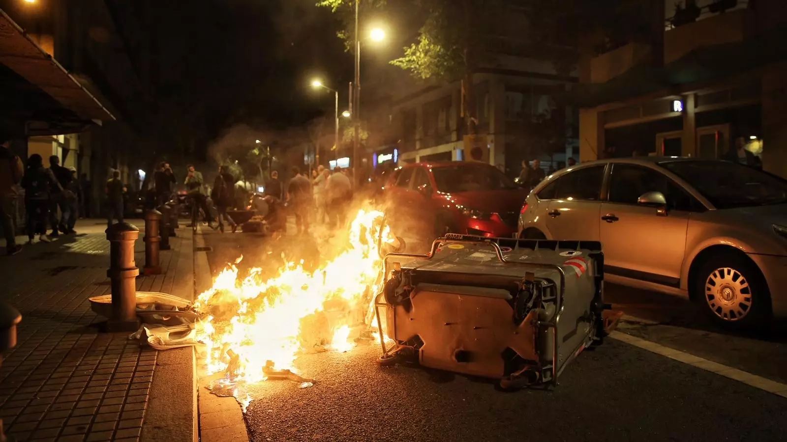 Els manifestants protesten pel desallotjament, aquest matí, de la casa ocupada La Trava.