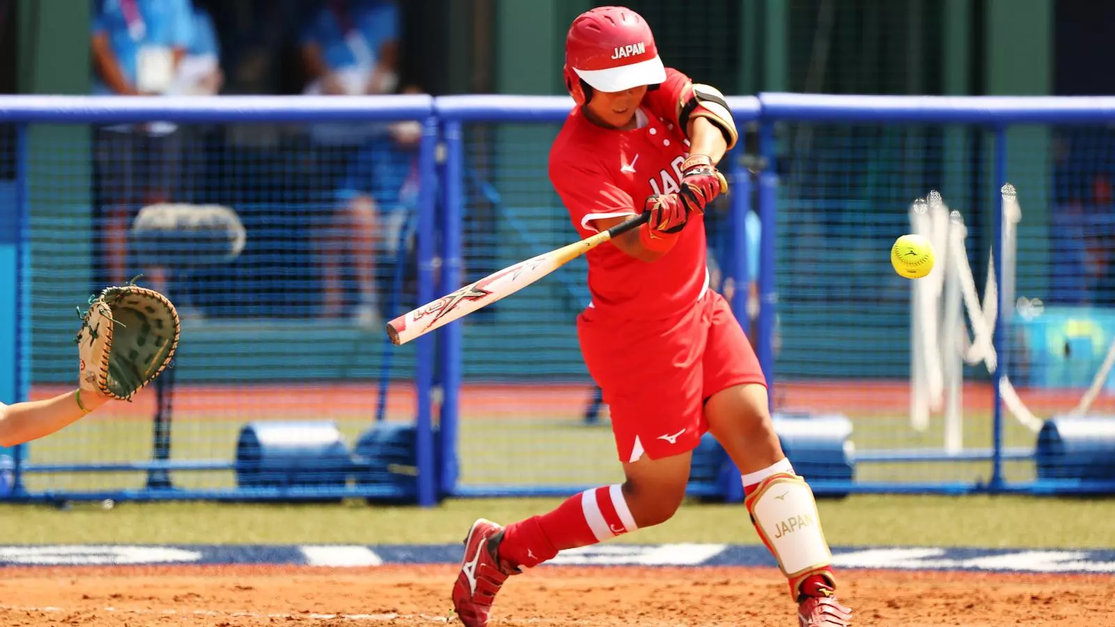 Minori Naito, del Japón, jugando contra Australia en el primer acontecimiento de los Juegos Olímpicos de Tokyo.