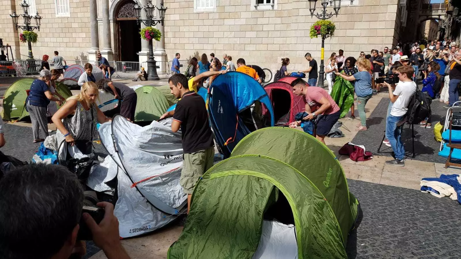 Els manifestants desplegant les tendes a la plaça de Sant Jaume