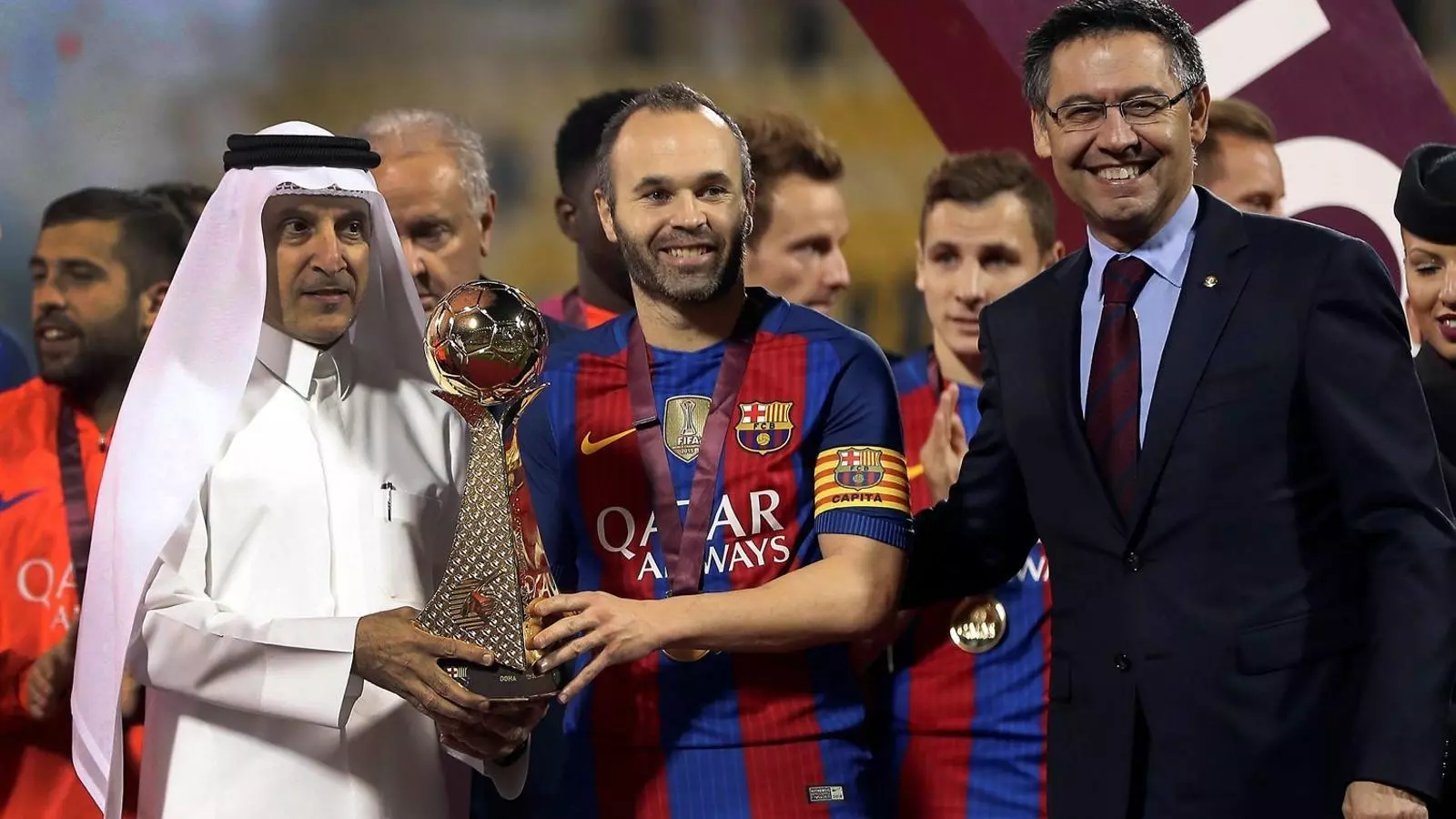 El Barça torna de Qatar amb un nou contracte i un gol d’Alcácer