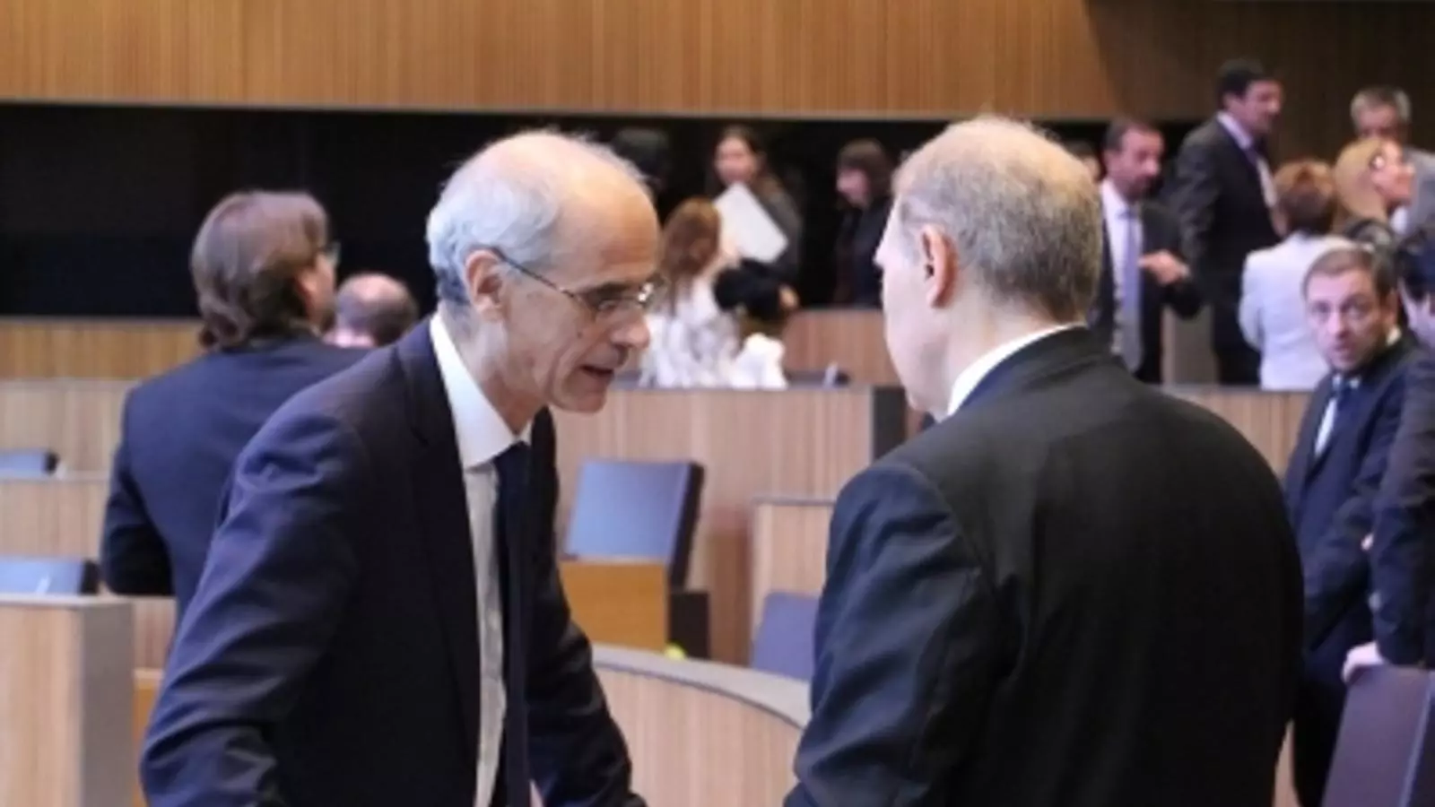 El cap de Govern, Toni Martí, conversa amb el president del grup parlamentari mixt, Josep Pintat, moments abans de l'inici de la sessió. / M. F. (ANA)