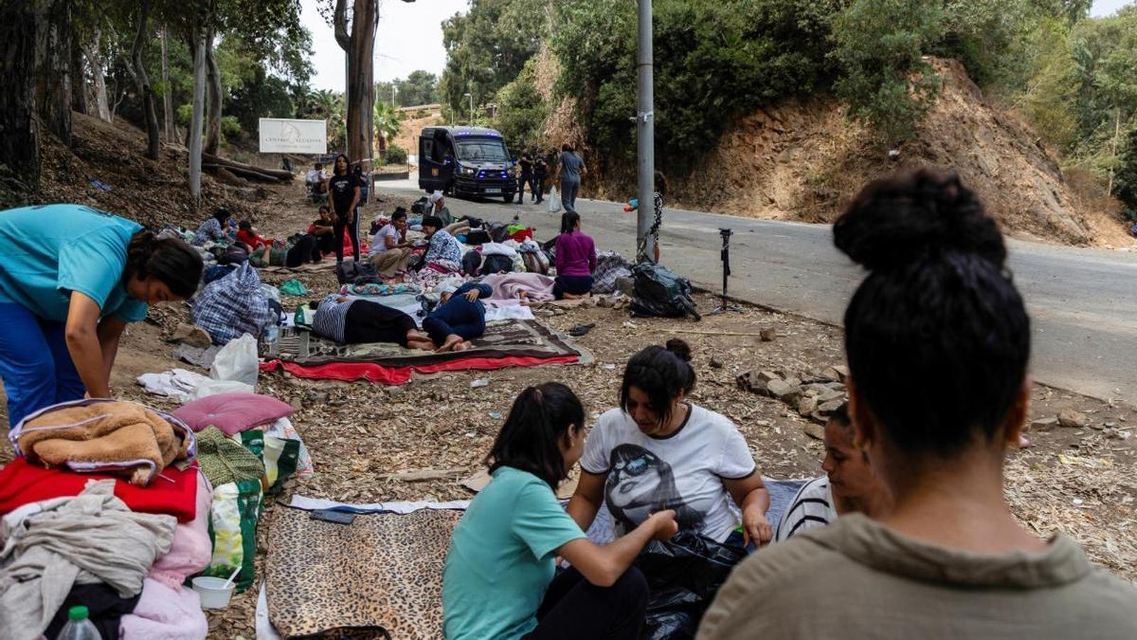 Mujeres marroquíes, en un campamento improvisado en Ceuta.