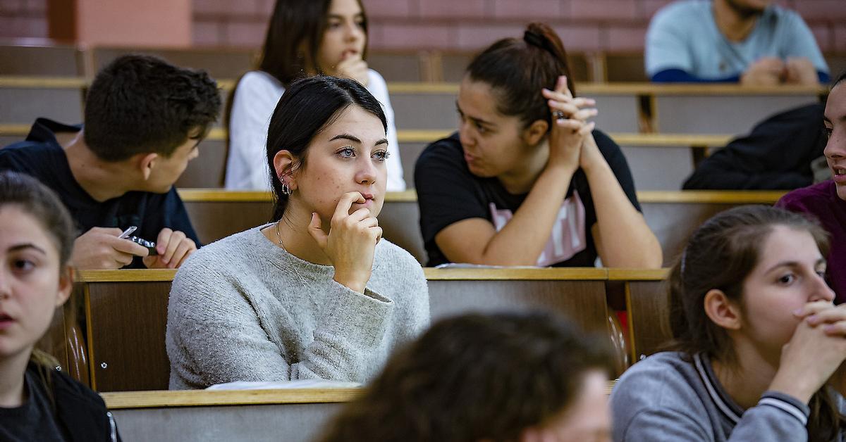 13.068 persones van fer l'examen del C2 de català dissabte passat. La sorpresa va ser que després de fer una pausa van poder repassar la primera part de l'examen, que compta el 57% de la nota i des de fa poques edicions és eliminatòria.