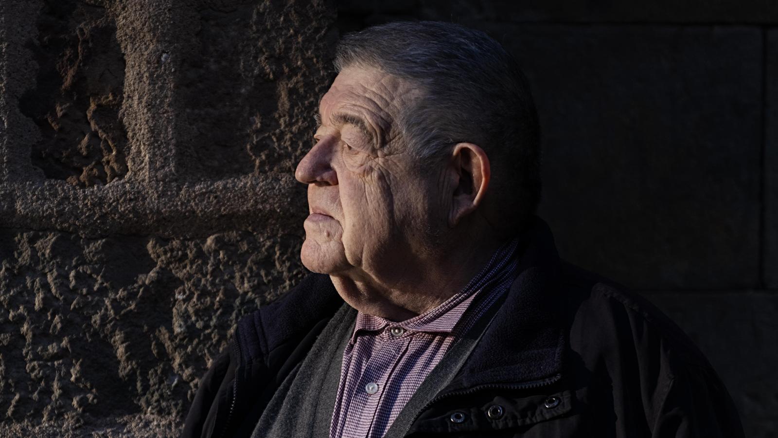 Joan Alberich fotografiado para la entrevista con el ARA en el centro de Barcelona