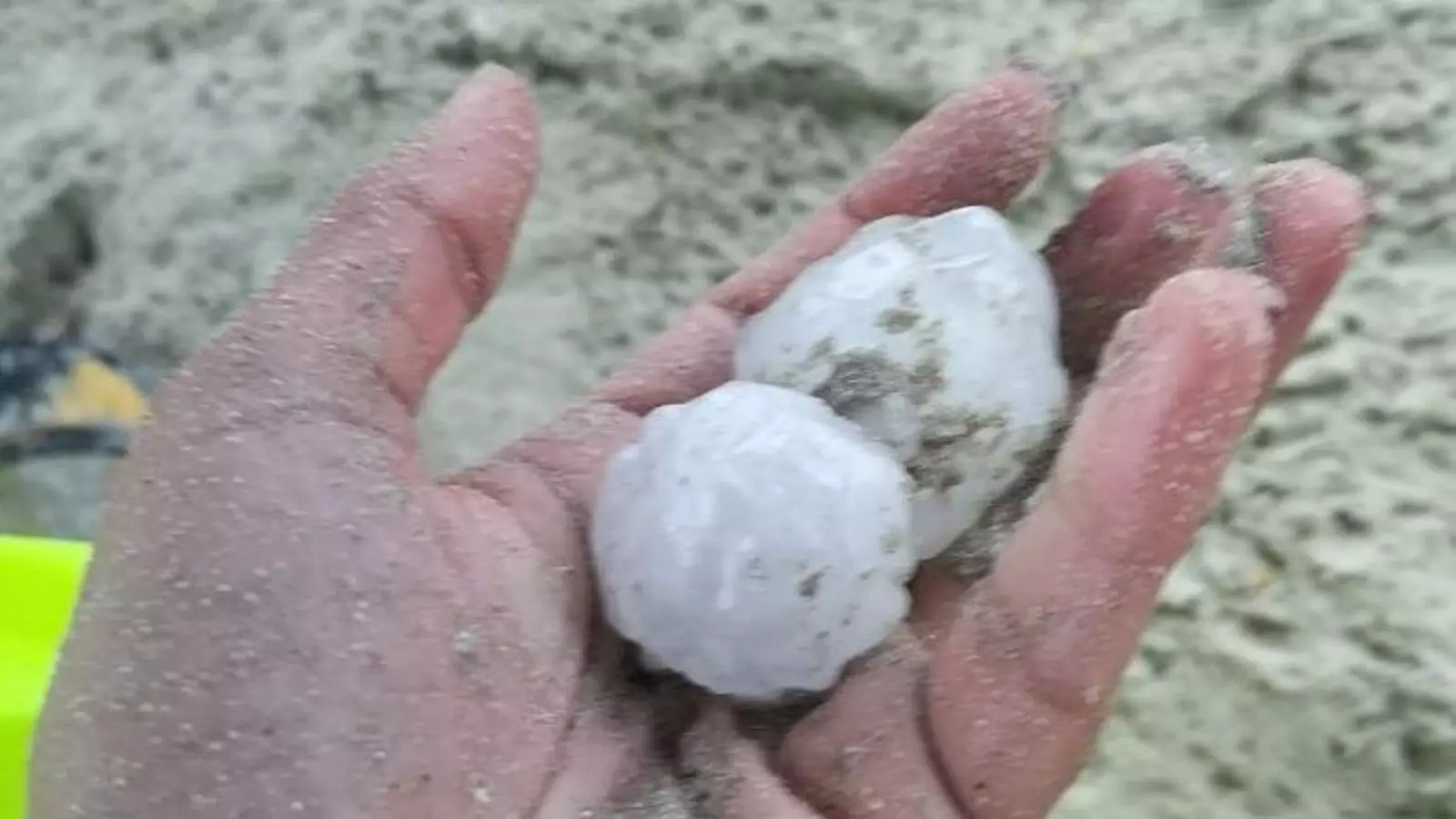 Imatge del tamany de la pedra que va caure aquest agost a Menorca.