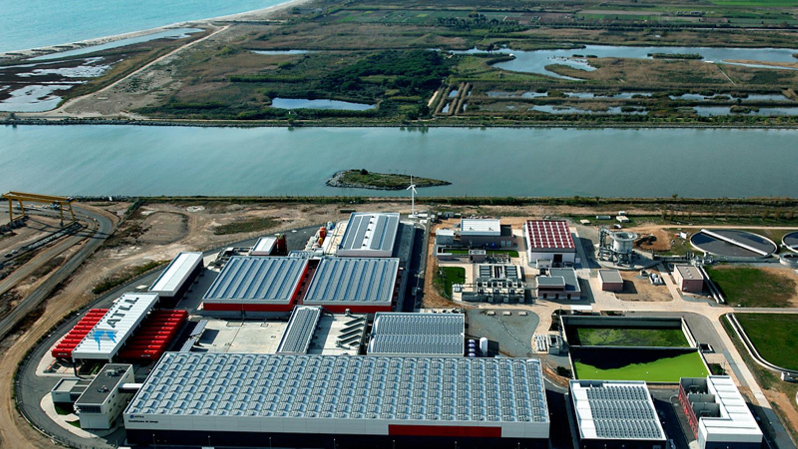 Imagen aérea de la desalinizadora del Llobregat.