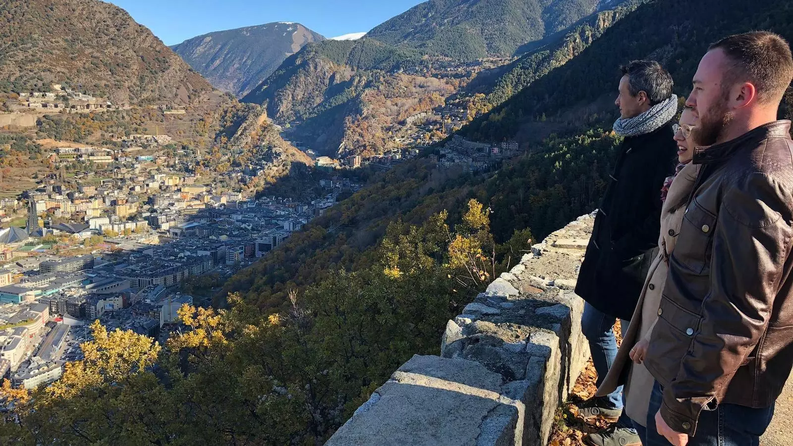 El candidat a cònsol menor, David Astrié, la número set de la llista, Meritxell López, i el número nou, Gerard Menardia, d'En Comú per Andorra la Vella. / DEMÒCRATES