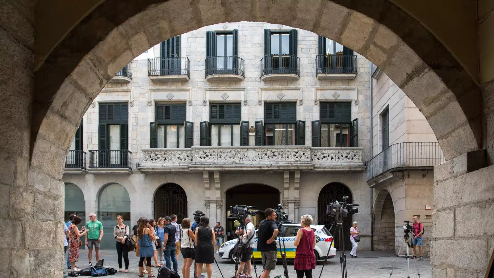 El desplegament mediàtic davant l'Ajuntament de Girona / David Borrat