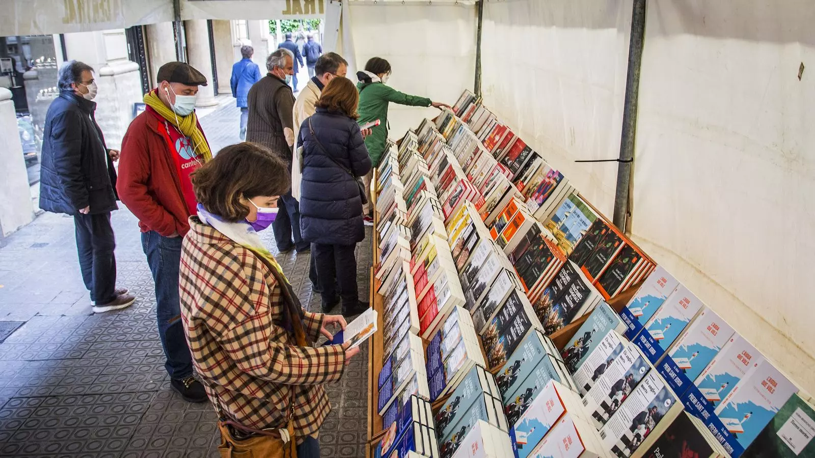 Parada de libros a l exterior de la librería la Central