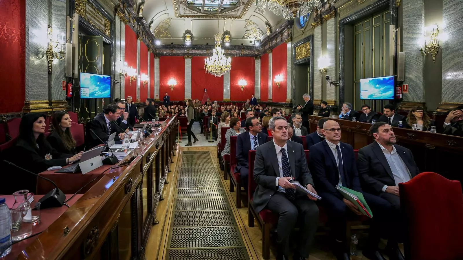 Els presos i acusats en la primera sessió del judici al Procés