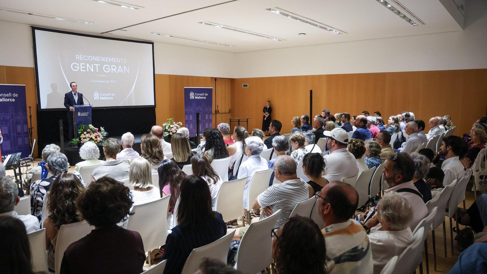 Llorenç Galmés en el acto de reconocimiento a la gente mayor promovido por la institución insular.