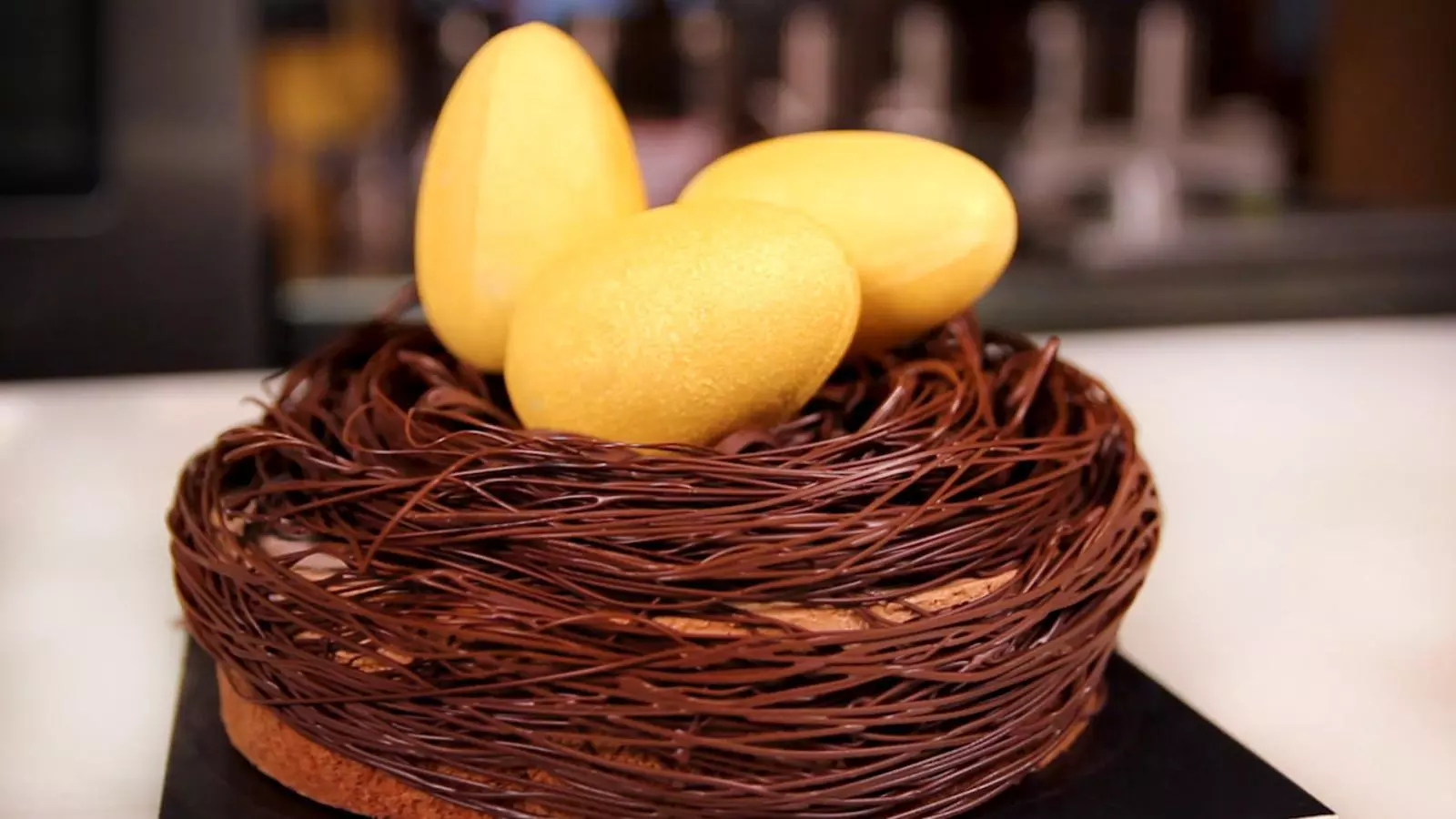 Mona de Pasqua casolana amb niu de xocolata