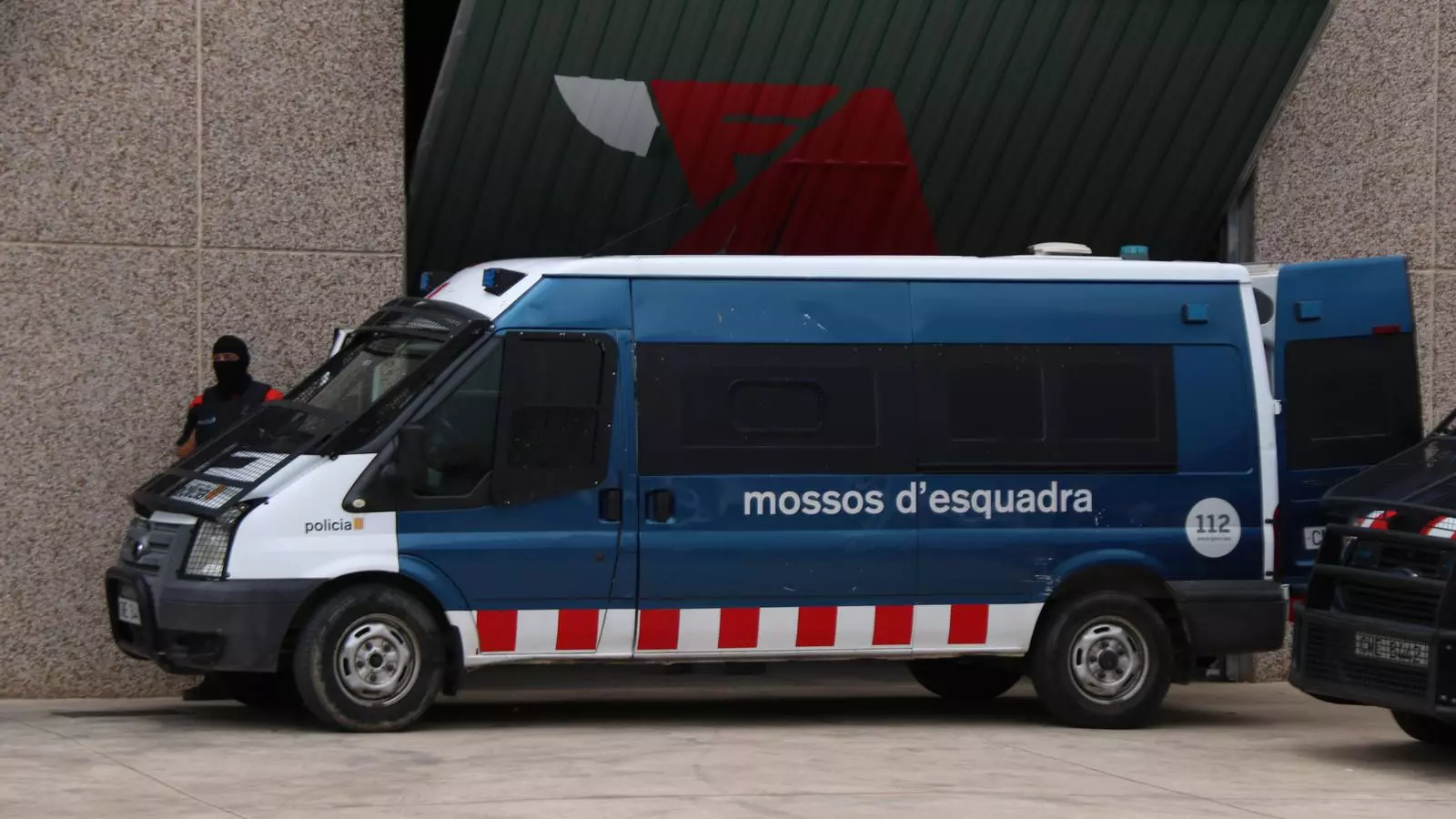 Un dels vehicles de Mossos que participa en l'operatiu