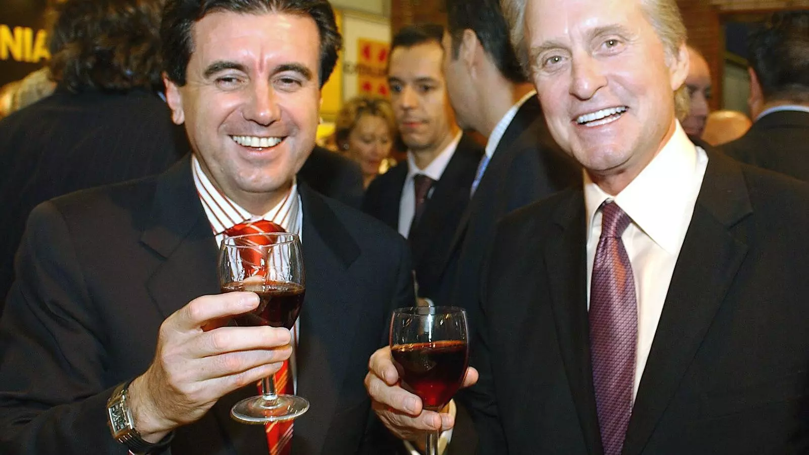 UNA LEGISLATURA D'OPULÈNCIA I 'GENT GUAPA'
Entre el 2003 i el 2007, uns anys econòmicament molt pròspers a tot l'Estat, el president balear Jaume Matas es va deixar veure amb tota mena de personalitats famoses i va encarregar projectes que en alguns casos acabarien engreixant les trames de corrupció que ara es jutgen. A la foto, amb l'actor Michael Douglas en un viatge a Londres a finals de l'any 2003.