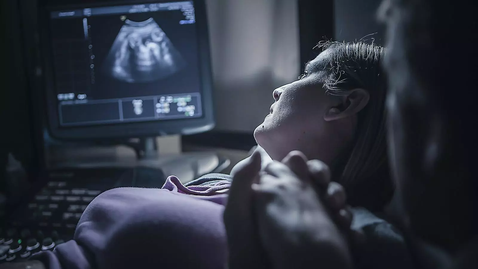 Una dona se sotmet a una ecografia als Estats Units, l’únic país industrialitzat sense baixa maternal.