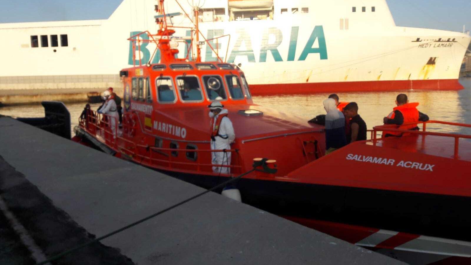 El vaixell de Salvament Marítim que ha traslladat els migrants al port de Palma.