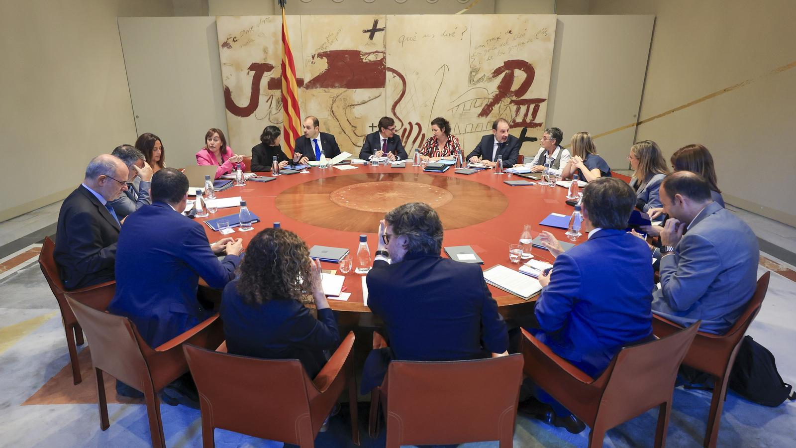President of the Generalitat, Salvador Illa, and his advisors during the Executive Council meeting.