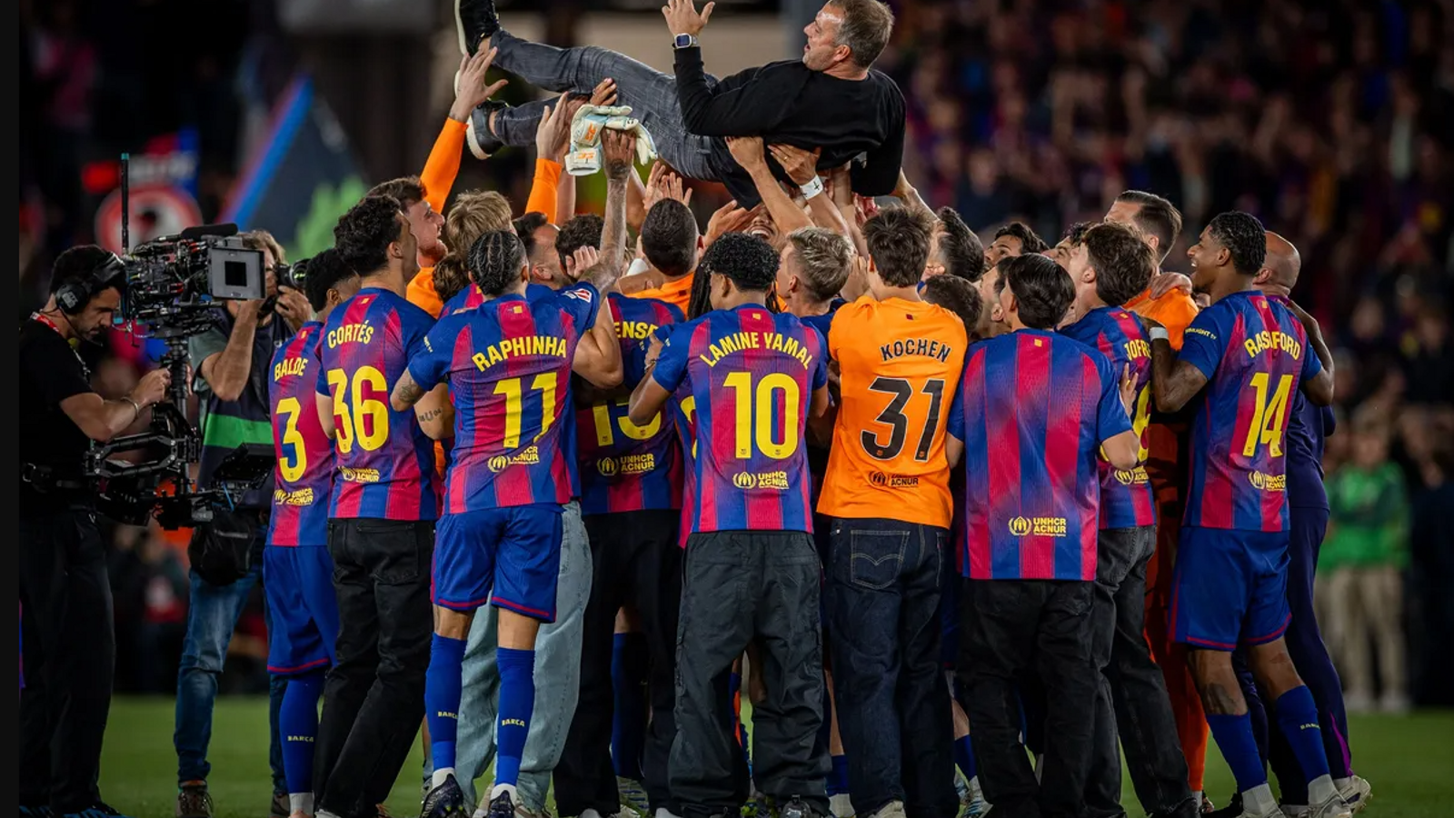 Los jugadores mantienen a Hansi Flick