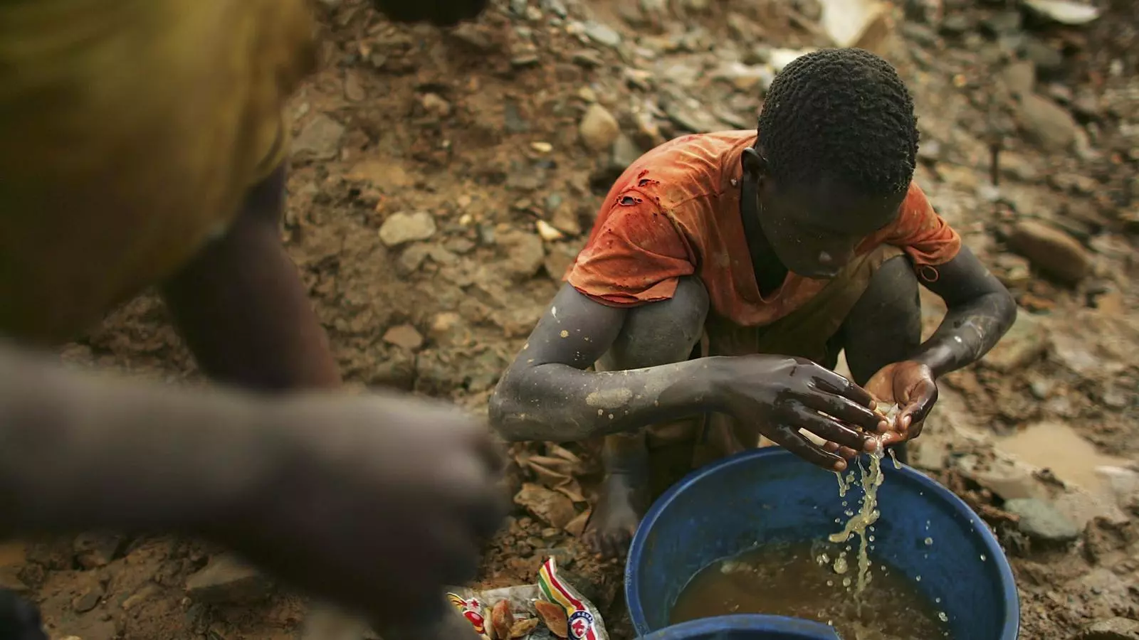 Nens buscant or en una mina de Mongbwalu, al Congo.