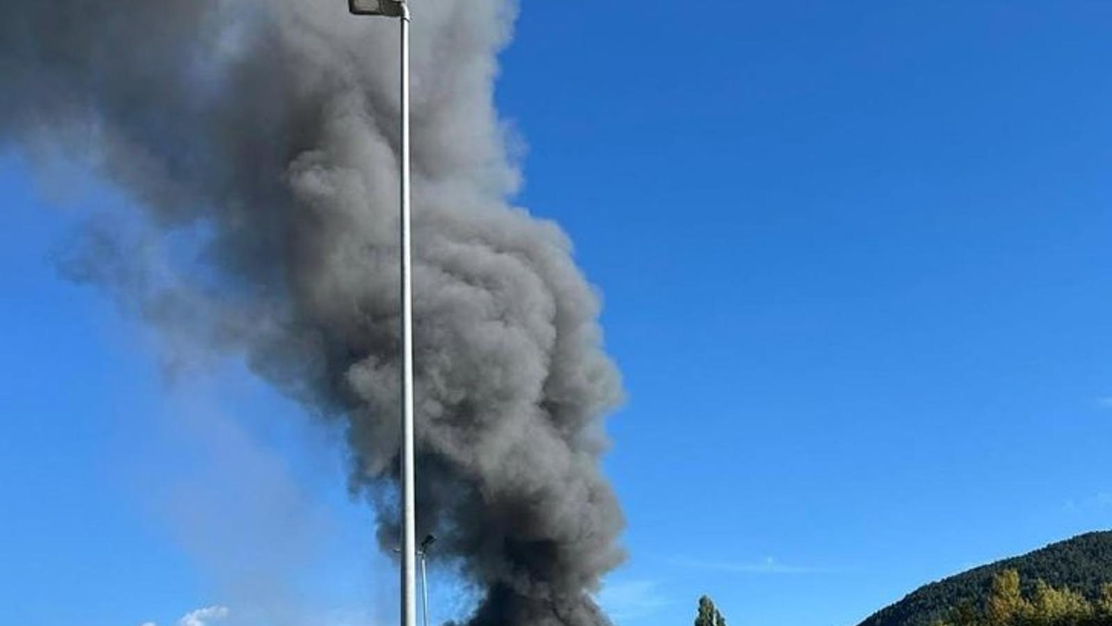 Columna de humo por el incendio en Comforsa.