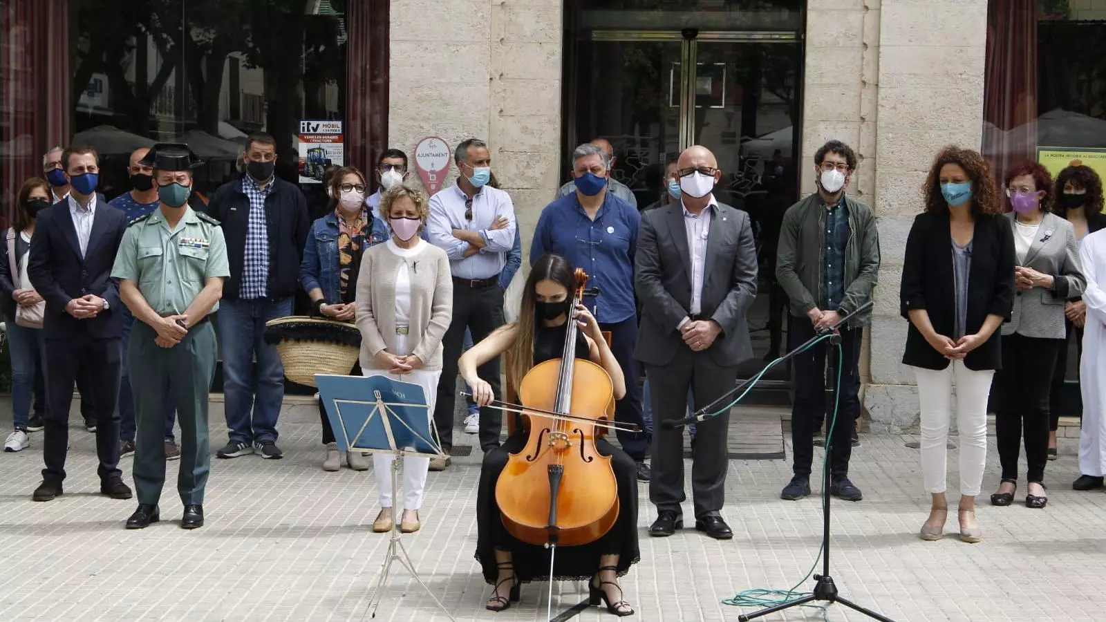 Aina Calvo durant el minut de silenci a Sa Pobla.