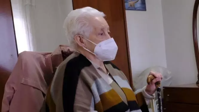 La Rosario assentada dins al seu pis