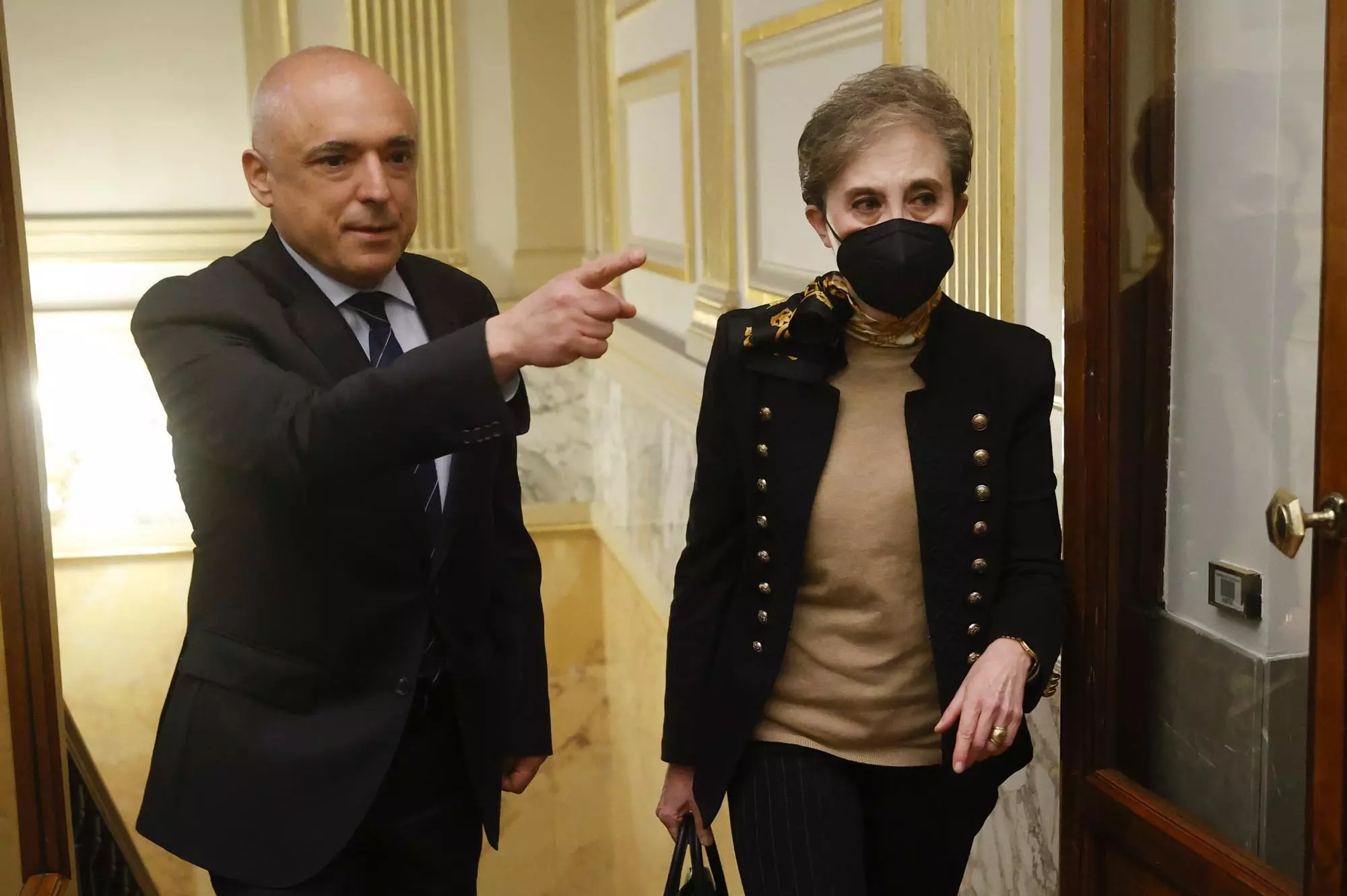 La directora del Centre Nacional d'Intel·ligència (CNI), Paz Esteban, arriba acompanyada del secretari d'Estat de Relacions amb les Corts, Rafael Simancas, per comparèixer davant de la comissió de control