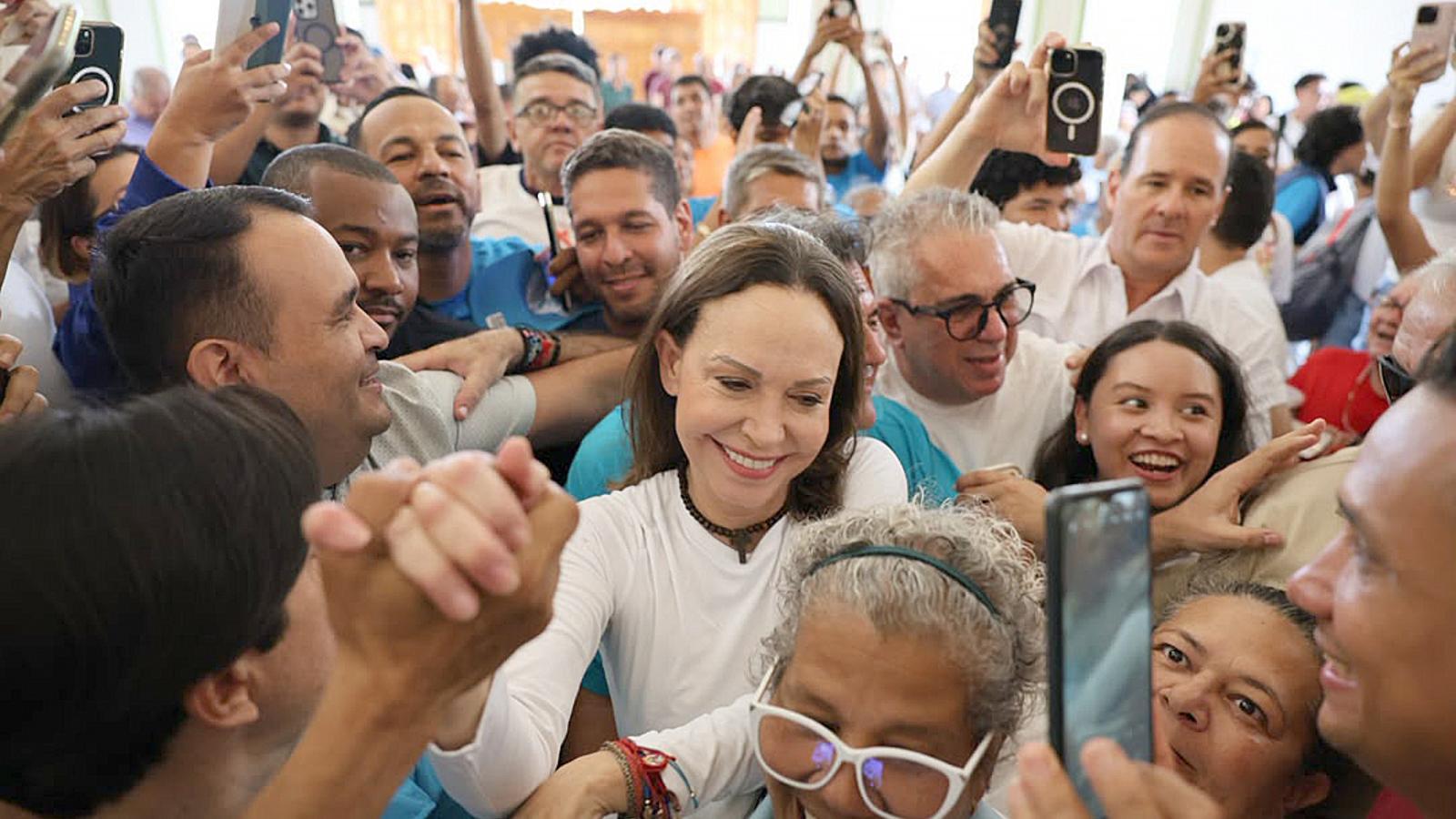 María Corina Machado es recibida por simpatizantes este domingo en el Santuario Divina Pastora, en la localidad venezolana de Barquisimeto.