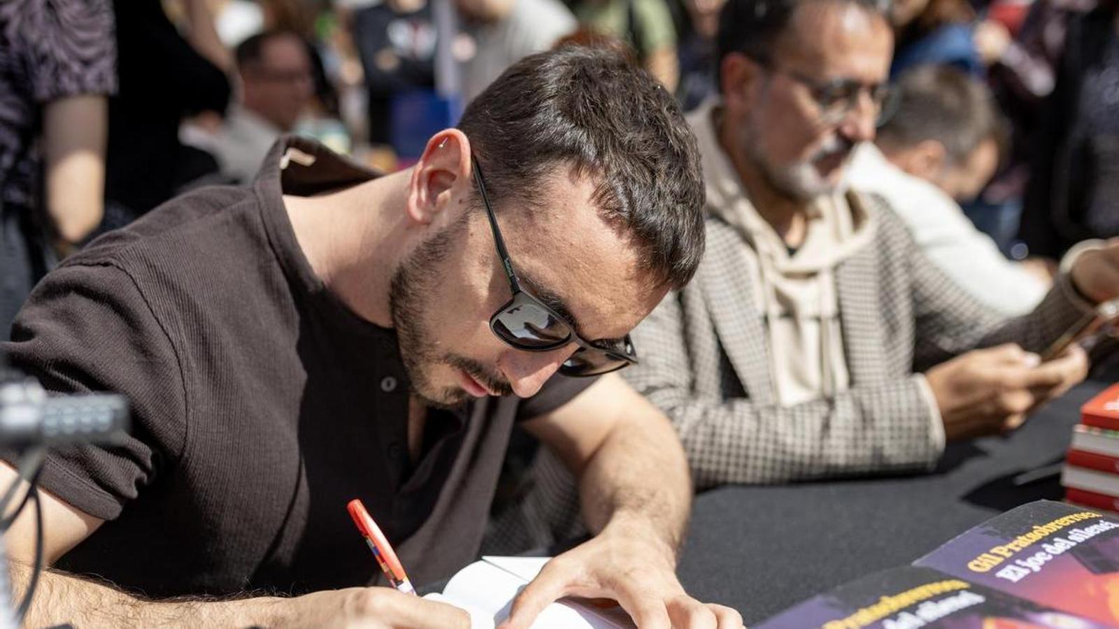 The writer Gil Pratsobrerroca signing books during Saint George's Day