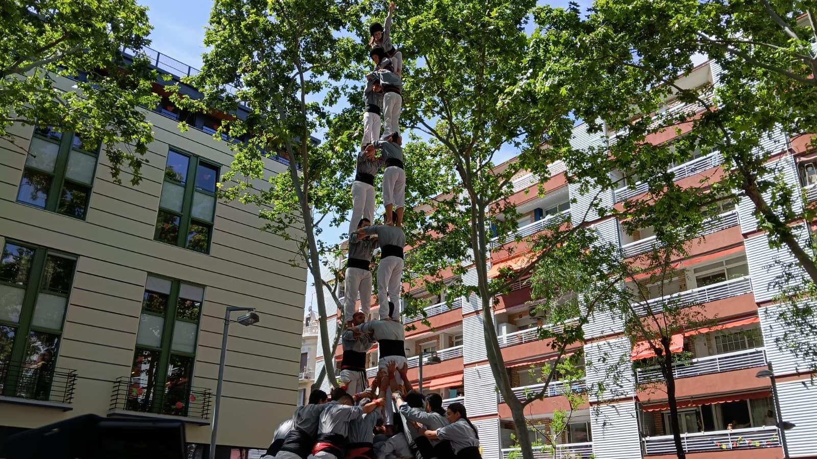 The Castellers of Sant unload the 2d8f