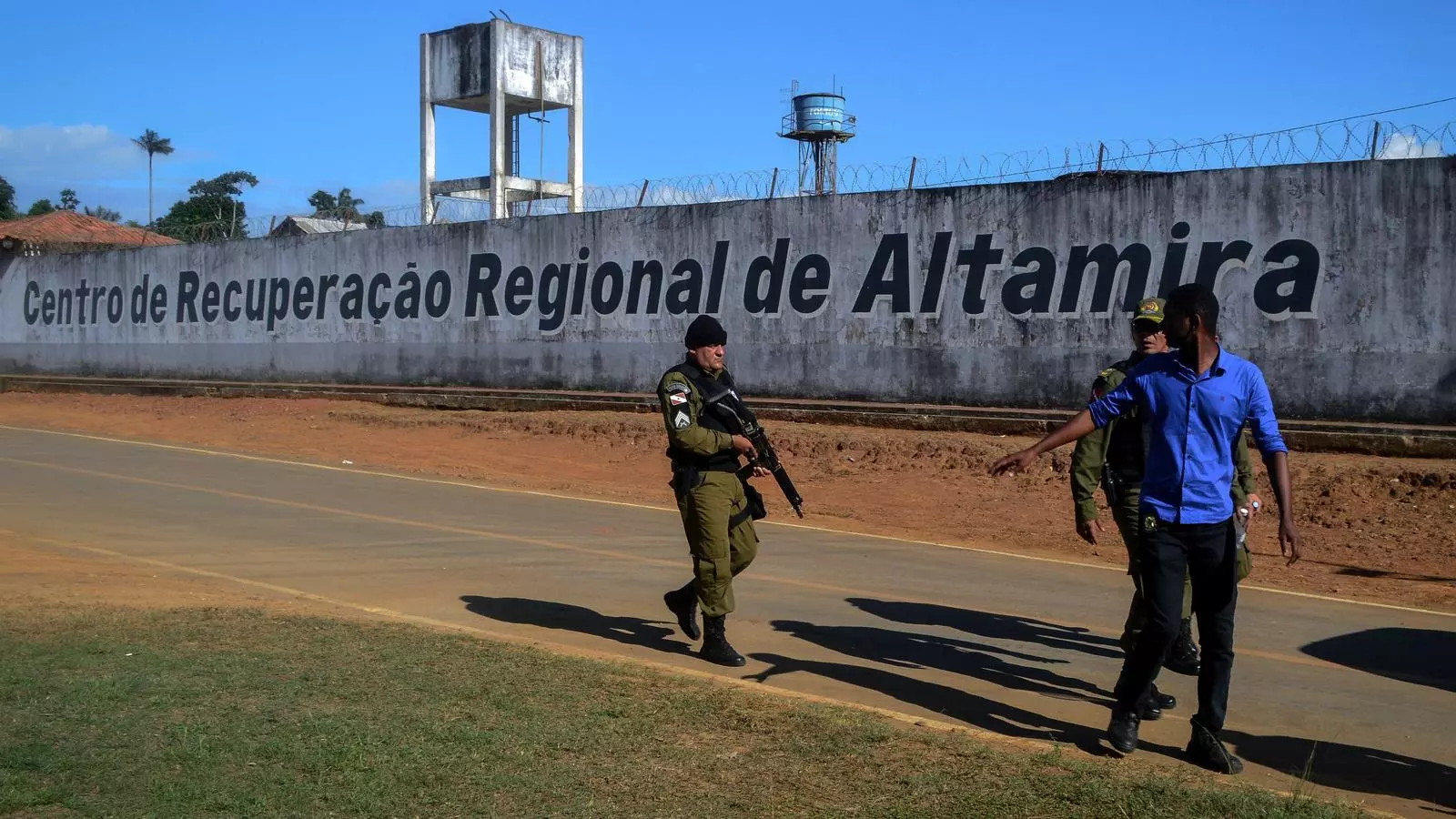Un policia patrulla a l'exterior de la presó regional d'Altamira, a l'estat brasiler de Pará, on aquest dilluns hi ha hagut un motí sagnant que ha deixat 57 morts