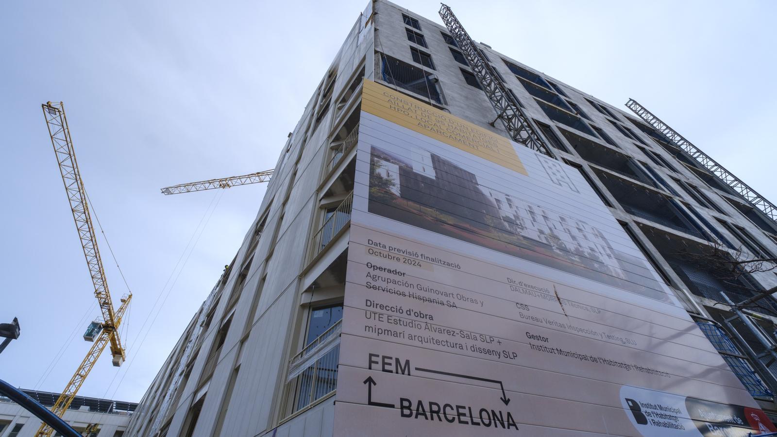Blog about the apartments being built by IMHAB in Trinitat Nova. The sign next to the building says the construction should have been completed last October, but it's still ongoing.