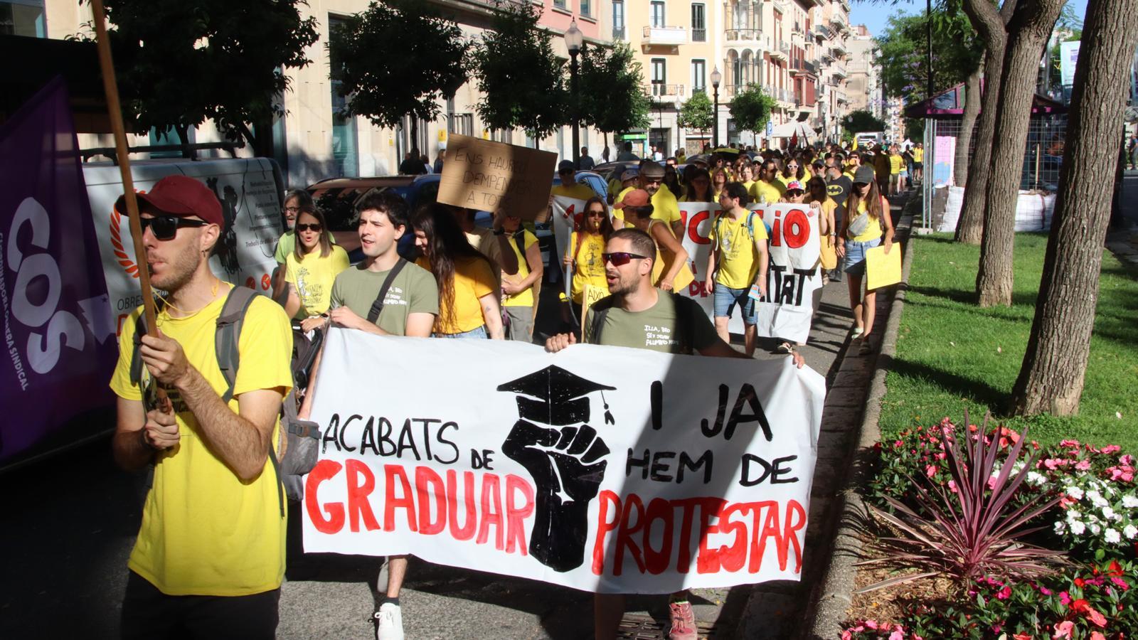 Tarragona teachers go out into the streets of Tortosa again