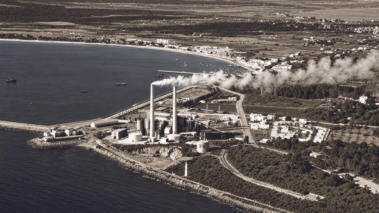 La central eléctrica de Alcanada en 1965 con la bahía de Alcúdia todavía con pocos hoteles.