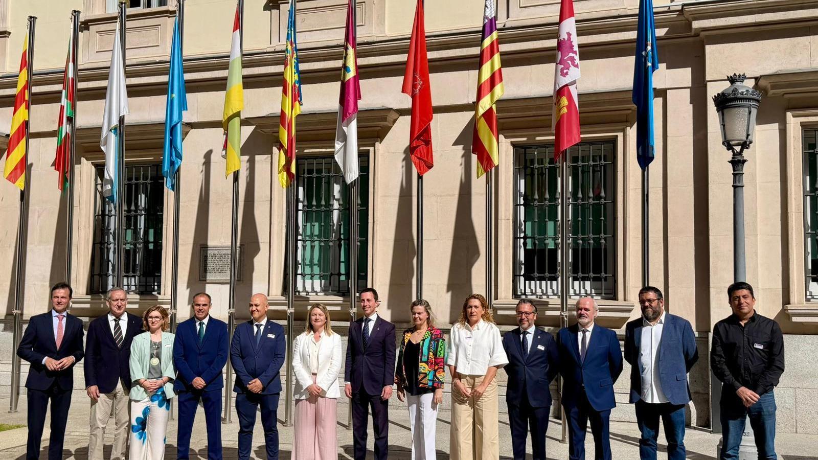 Family photo of the representatives of the parties that have supported the petition.