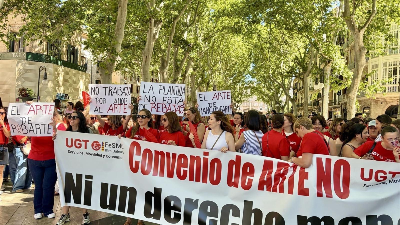 Treballadores dels comerços tèxtils durant la mobilització
