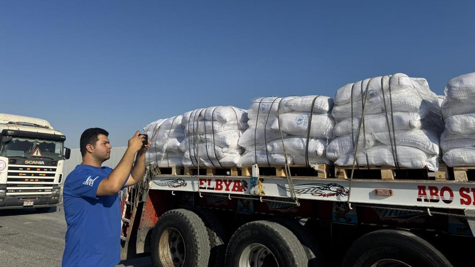 Trucks carrying humanitarian aid on the border between Egypt and Gaza, this Sunday.