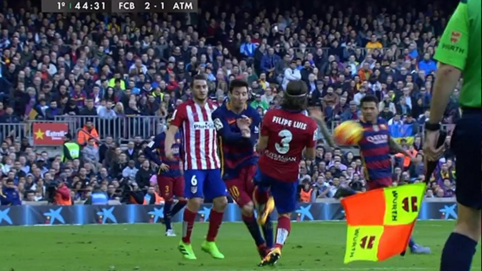 Filipe Luis va ser expulsat per aquesta entrada al genoll de Messi