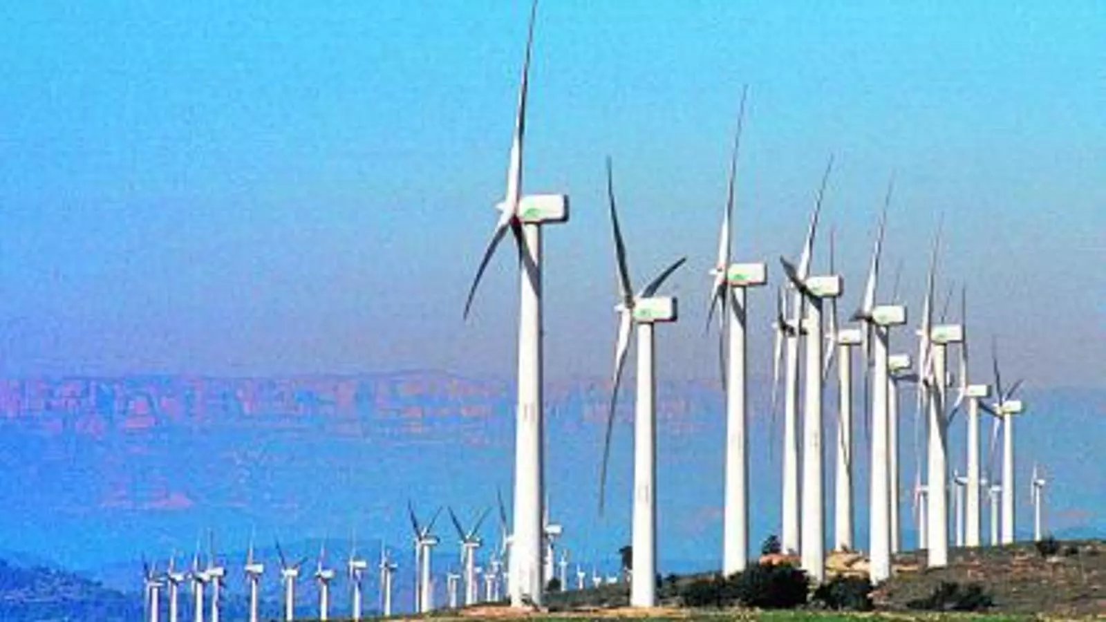 Parc eòlic a Pradell de la Teixeta, al Priorat. A Catalunya hi ha 1.257 MW eòlics en servei i 636,46 MW eòlics autoritzats.