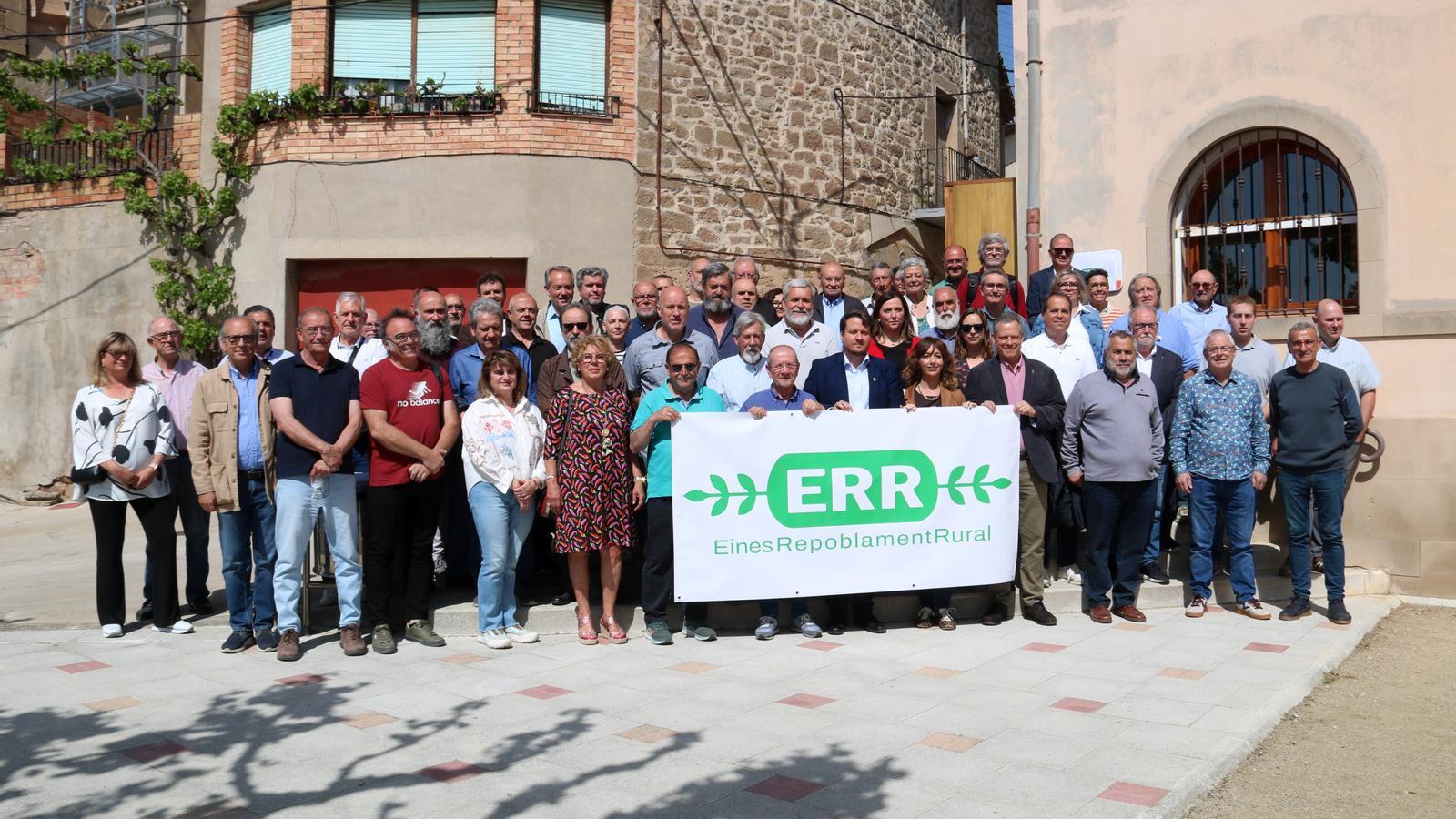 Fotografía de familia de los alcaldes reunidos en Herramientas para la Repoblación Rural en la reunión en Puigverd de Agramunt.