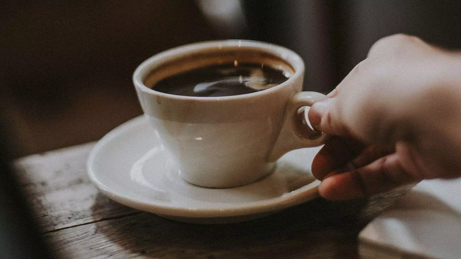 Un cafè a la taula d'un bar.