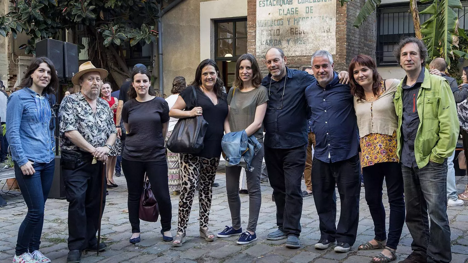 L’editor Joan Sala, el quart començant per la dreta, amb alguns dels autors que han publicat a Comanegra.