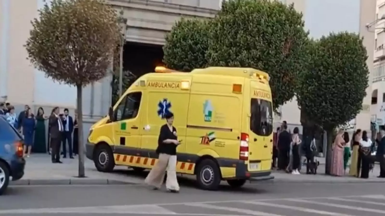 L'expedienten per fer servir una ambulància per a traslladar als nuvis en unes noces a Badajoz.