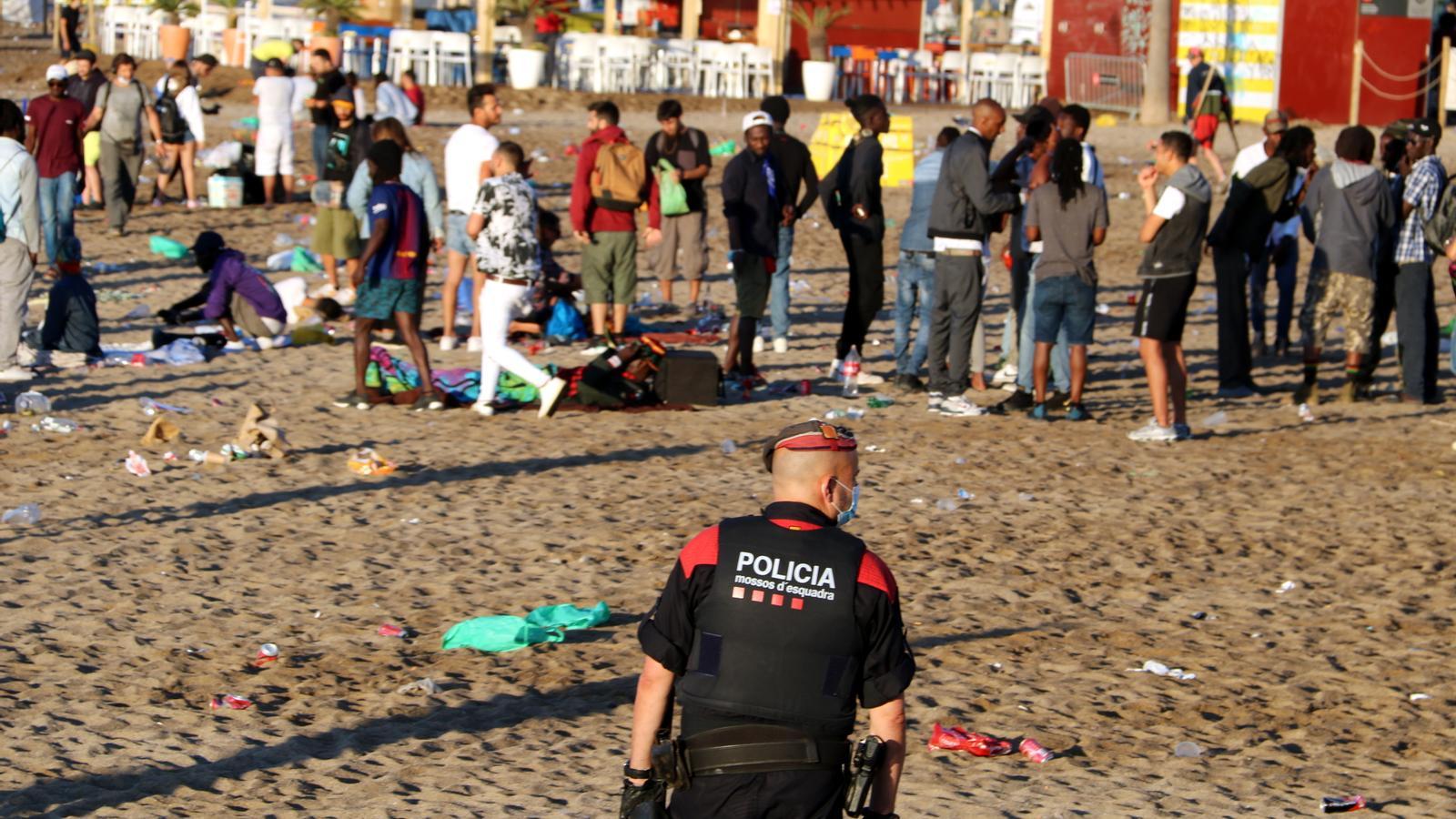 Mossos clearing the beach