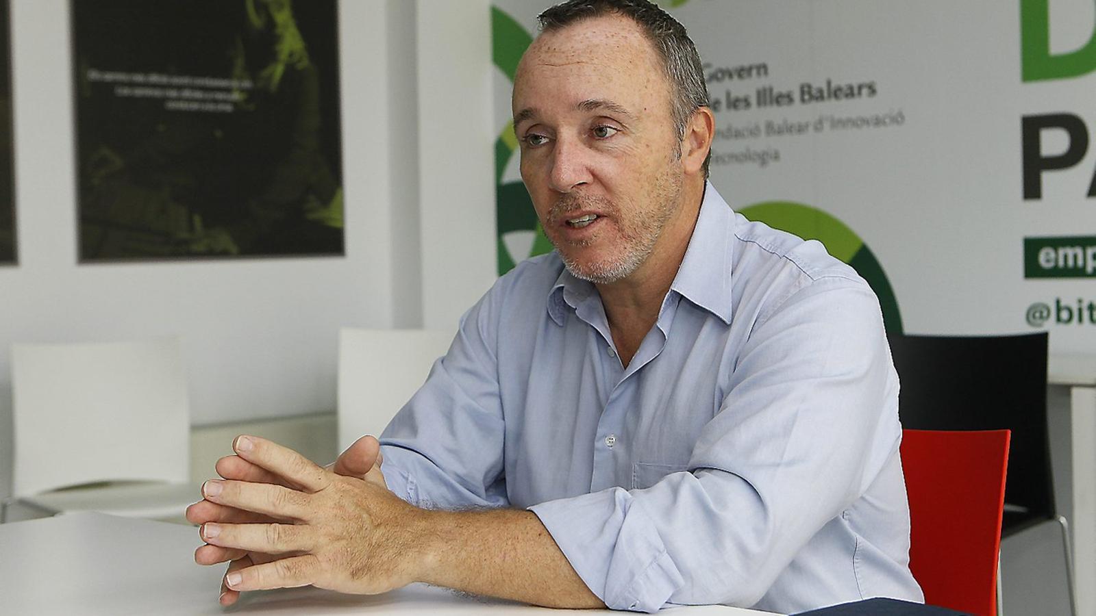 Àngel Puig fa un any que posà en marxa Nautic Advisor, que permet als navegants gestionar el vaixell i trobar solucions si és necessari.
