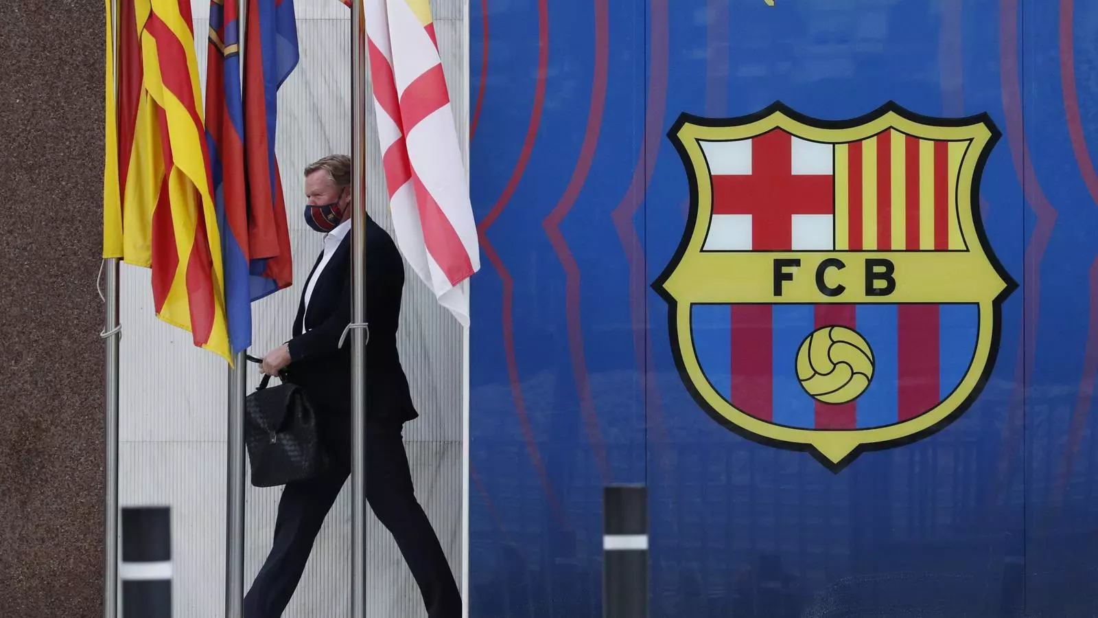 Ronald Koeman, abandonant les oficines del Barça