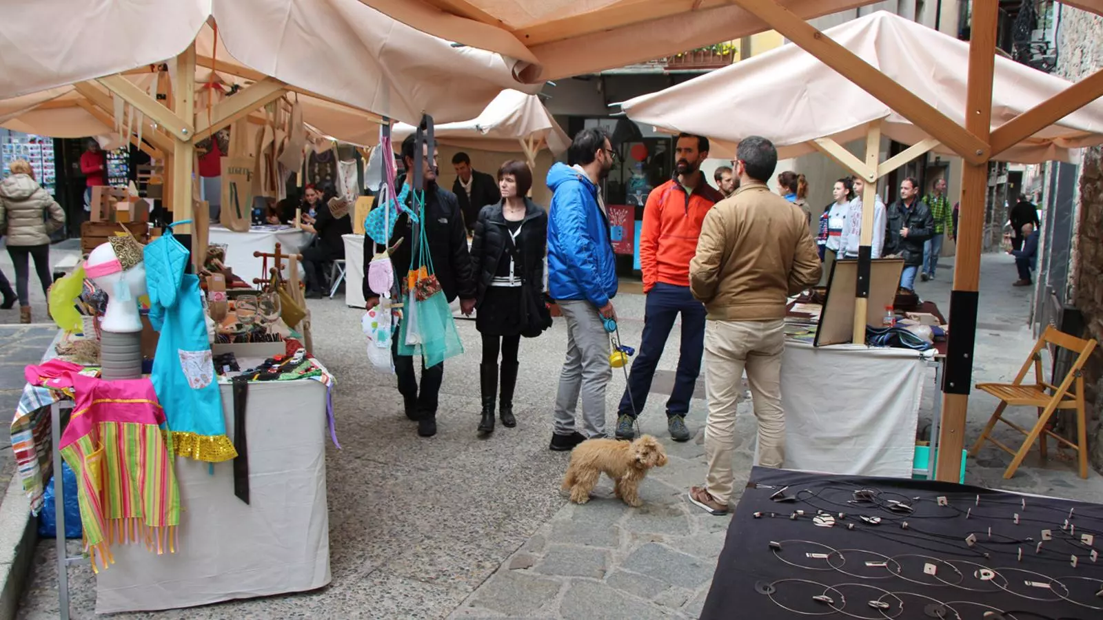 Gent passejant entre les parades del primer dissabte del Mercat de la Vall 2018. / L. M. (ANA)